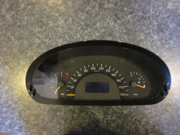 Mercedes-Benz Instrumentu panelis